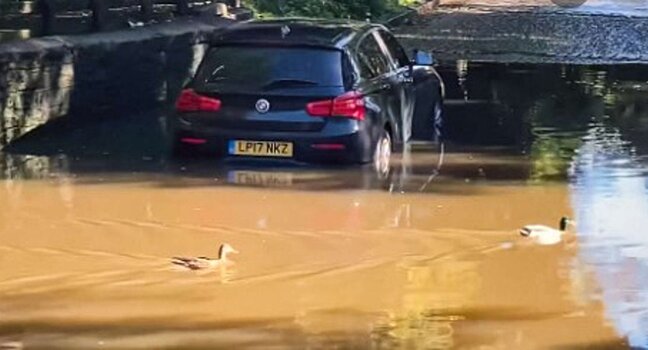 Видео: водители топят авто в глубокой луже на полной скорости