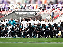 В США футболистам официально разрешили слушать гимн, преклонив колено