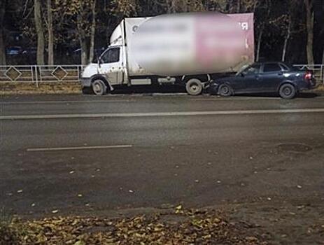 Начинающий водитель из Самары не смог объехать припаркованную машину