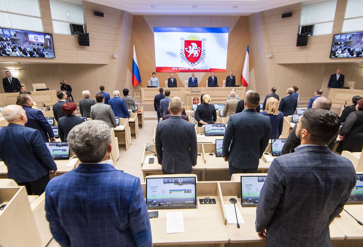 Крымские депутаты забыли выключить микрофон во время заседания