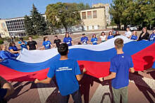 На центральной площади Мелитополя развернули большой флаг РФ