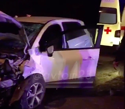 На Кубани в лобовом ДТП BMW и Renault погибла женщина