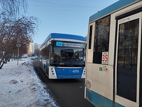 Автобусы в −27 проехали мимо пассажиров в Новосибирске: «Стоим с детьми»
