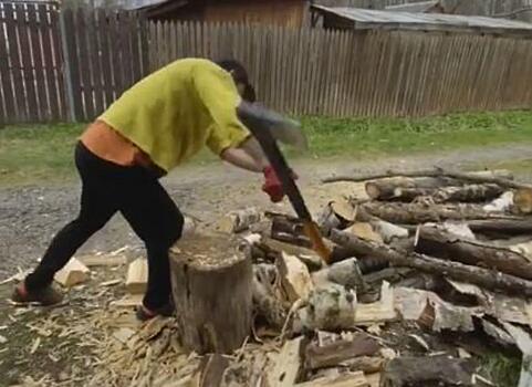 Летящий в неё топор запечатлела любительница острых ощущений