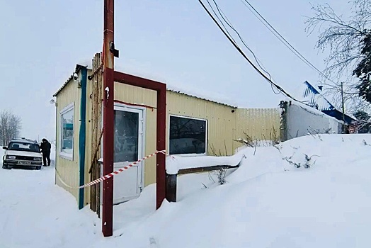 Два человека погибли при пожаре на производственной базе в Сургуте