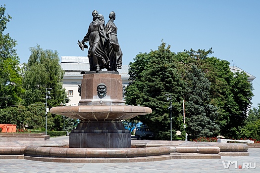На Центральной набережной Волгограда сломался фонтан «Искусство»