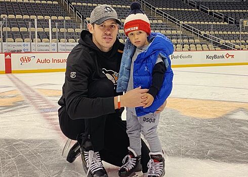 Хоккеист Евгений Малкин и его 3-летний сын учились готовить попкорн