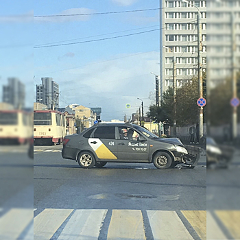 В центре Челябинска машина «Яндекс Такси» попала в очередную аварию