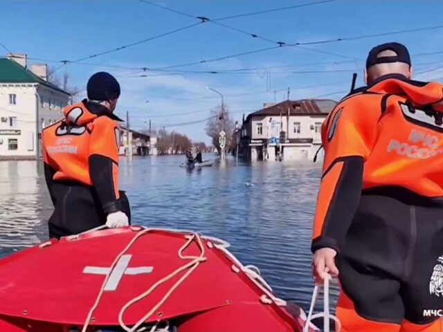 В Оренбурге подтопило еще 800 домов и 1 800 участков за сутки
