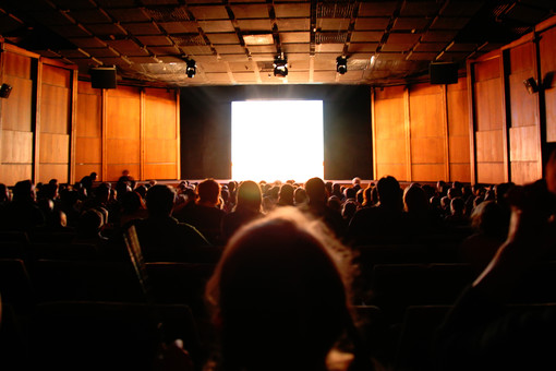 В Хакасии возбудили дело после ожога глаз у зрителей в кинотеатре в Абакане