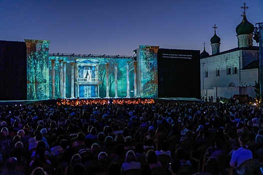 На Соборной площади Астраханского кремля показали оперу "Война и мир"