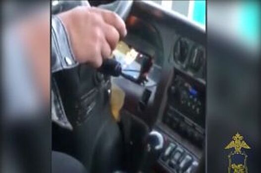 В Приморье оштрафовали водителя автобуса, смотревшего фильм за рулем