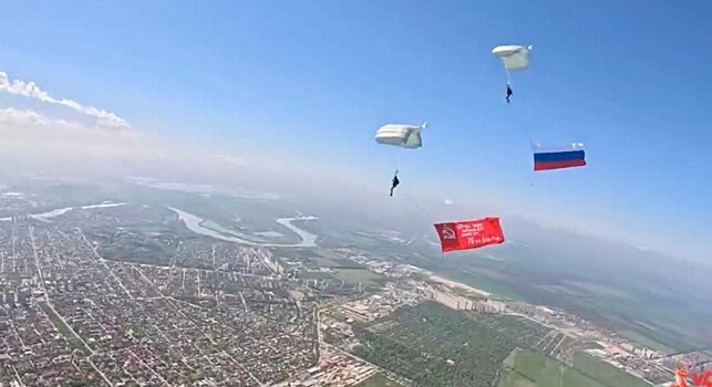 Парашютисты поздравили краснодарцев с Днем Победы с высоты выше птичьего полета