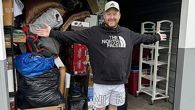 Мужчина купил складскую ячейку и обнаружил там вещи на шесть миллионов рублей