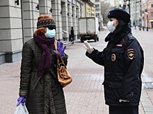 Находящихся на улице москвичей начали проверять правоохранители