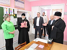 Сарапульская епархия подарила сельской школе Библию