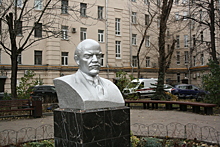 Ильич из нашего двора. Где в столице можно встретить домашние памятники Ленину и как они там оказались