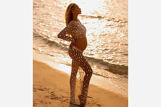 Фигура беременной певицы Ханны в прозрачном наряде восхитила пользователей сети
