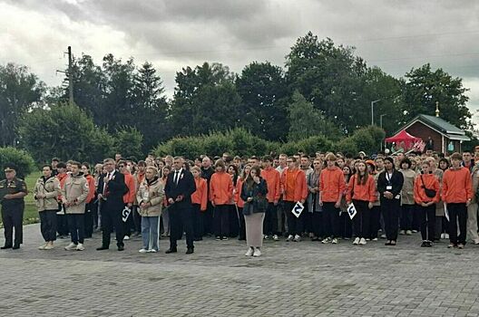 Участники «Поезда Памяти» возложили цветы к мемориалу «Детям — жертвам войны»