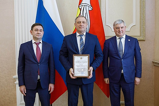 Владимир Нетесов наградил почетной грамотой Воронежской облдумы коллектив Контрольно-счетной палаты