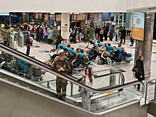 Спят на холодном полу и кормят младенцев в туалетах: какая обстановка в закрытых московских аэропортах