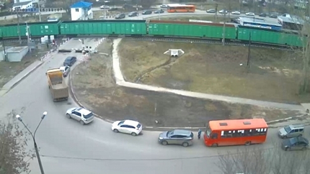 Товарный поезд парализовал ж/д переезд в Сормове