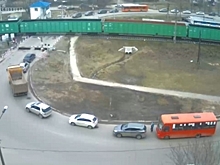 Товарный поезд парализовал ж/д переезд в Сормове
