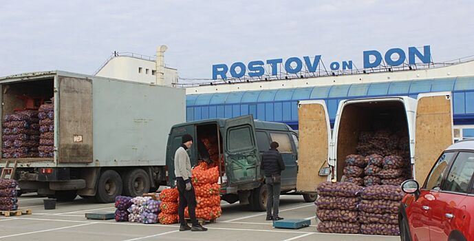 Торговцы с аксайских рынков начали продавать овощи в старом аэропорту Ростова