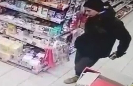 Посетителя магазина в Петрозаводске ищет полиция. Мужчину подозревают в хищении товара