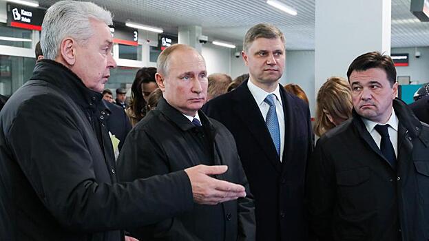 Собянин подарил Путину именную карту «Тройка»