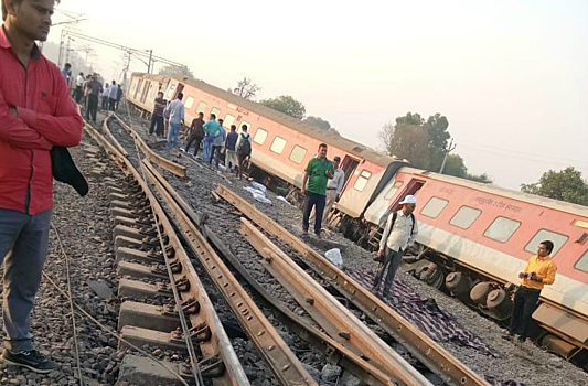 В Индии поезд сошел с рельсов. Есть пострадавшие