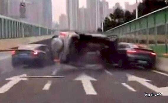 Крупное ДТП из-за упрямых автомобилистов было зафиксировано в Китае