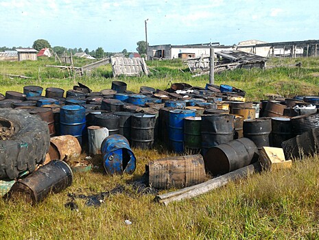 На окраине деревни Сельцо-Подъёлышево выбросили бочки с нефтепродуктами
