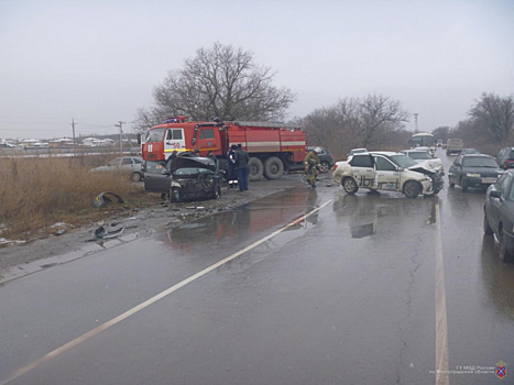 Три человека пострадали в ДТП под Волгоградом: таксист не справился с управлением