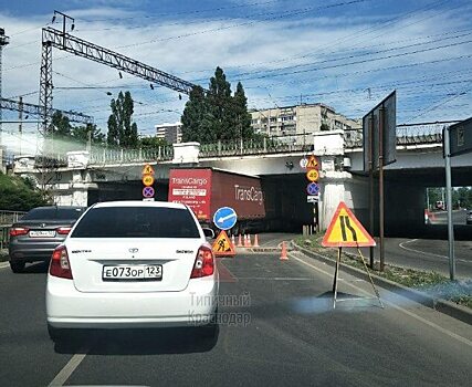 В Краснодаре очередная фура "попала в капкан" моста на улице Вишняковой
