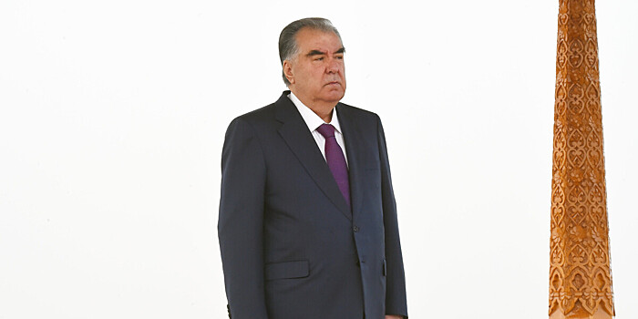 Эмомали Рахмон осмотрел завод по производству пластиковой продукции