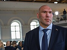 На колено не встали шесть гонщиков Формулы-1. Среди них Квят и Райкконен
