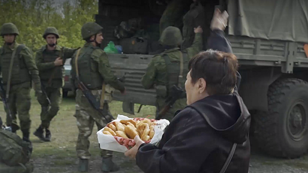 «Спасибо, сыночки»: жители ДНР встретили мобилизованных военных из России