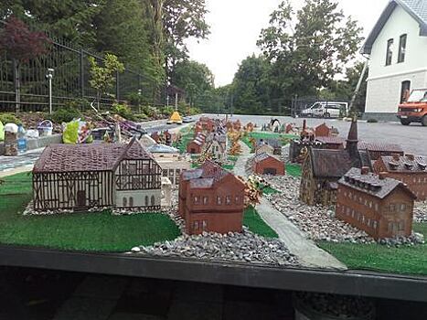 Жители Янтарного создали керамический макет посёлка Пальмникен