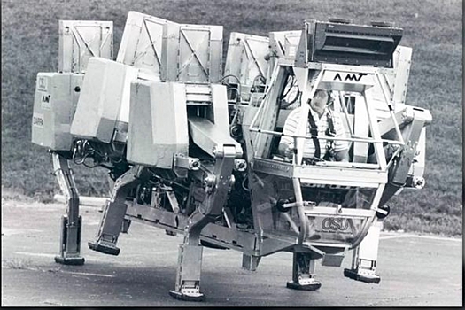 Шагающий грузовик-робот из 80-х, который мог преодолевать очень сложный рельеф