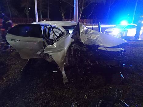 В Оренбурге иномарка слетела с кольца «Инвертора» и врезалась в столб