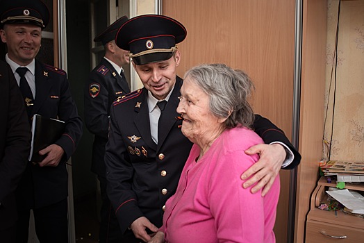 «Соседи подумают — арестовывать пришли!»: начальник екатеринбургской полиции поздравил ветеранов