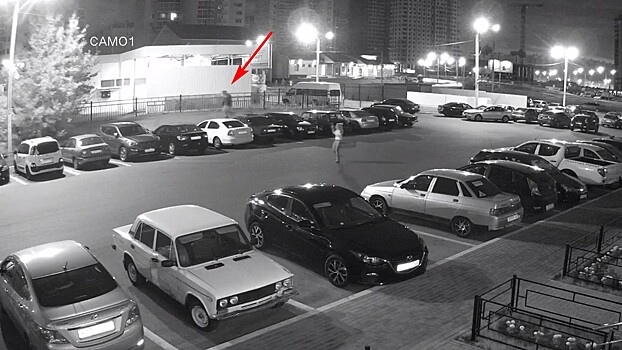 В Воронеже парень прыгал по крышам припаркованных авто: видео появилось в сети