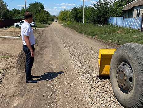 В Бузиновской обслуживают гравийные дороги
