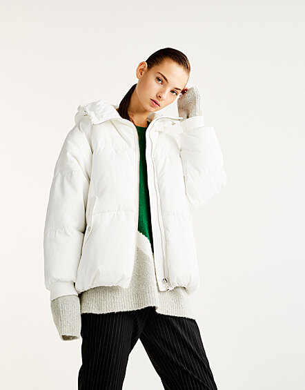 PULL & BEAR, 3999 руб. Теплая стеганая куртка — обязательная вещь в зимнем гардеробе этого сезона. Белый цвет придаст образу утонченность.
