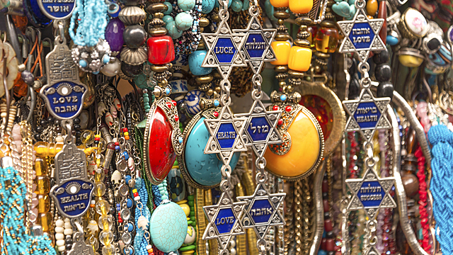 Как выбрать талисман, который защитит от сглаза и порчи