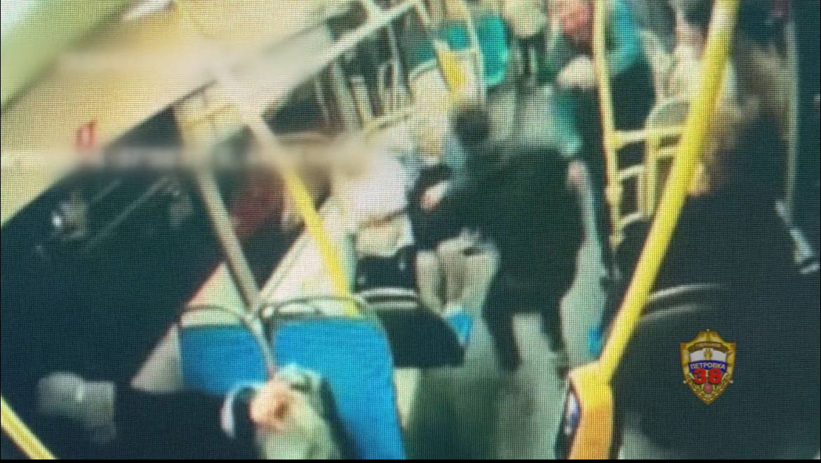 Пьяный мужчина с отверткой напал на пассажира в автобусе в Москве