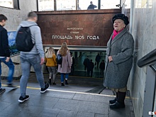 Бабушка, которая 14 лет поёт у метро: «Бывает, 300 рублей заработаю, а один раз 5 тысяч дали»