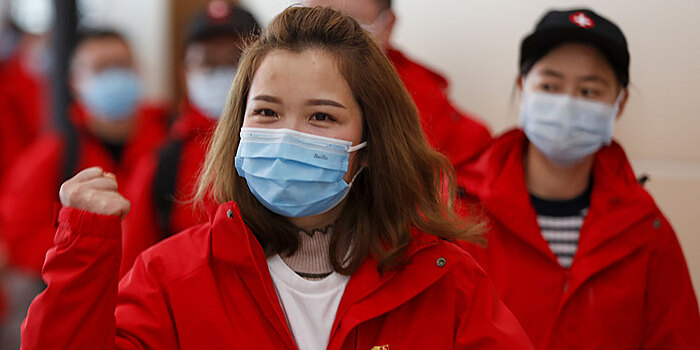 Борьба со вспышкой коронавирусной инфекции -- 13-я группа врачей и медсестер из Чунцина отправилась в Хубэй