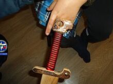 Опасные игры. Спасатели освободили детей от наручников и меча